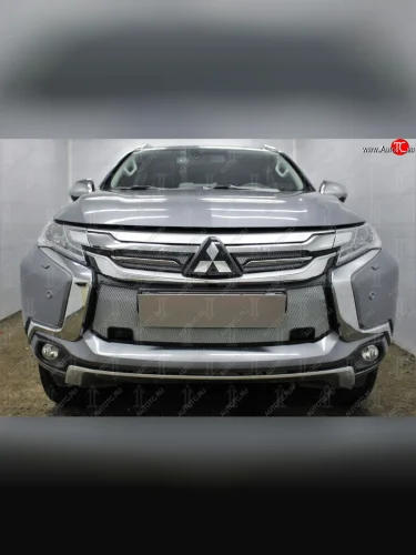 Защитная сетка в бампер (низ, с парктроником, ячейка 3х7 мм) Стрелка11 Стандарт (Хром) Mitsubishi Pajero Sport QE дорестайлинг (2015-2021)