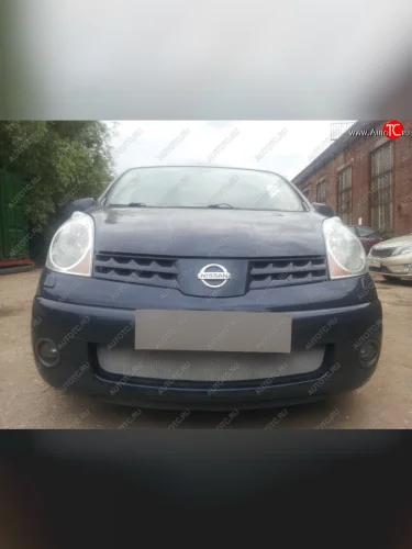 Защитная сетка в бампер (низ, ячейка 3х7 мм) Стрелка11 Стандарт (Хром) Nissan Note 1 E11 дорестайлинг (2004-2008)