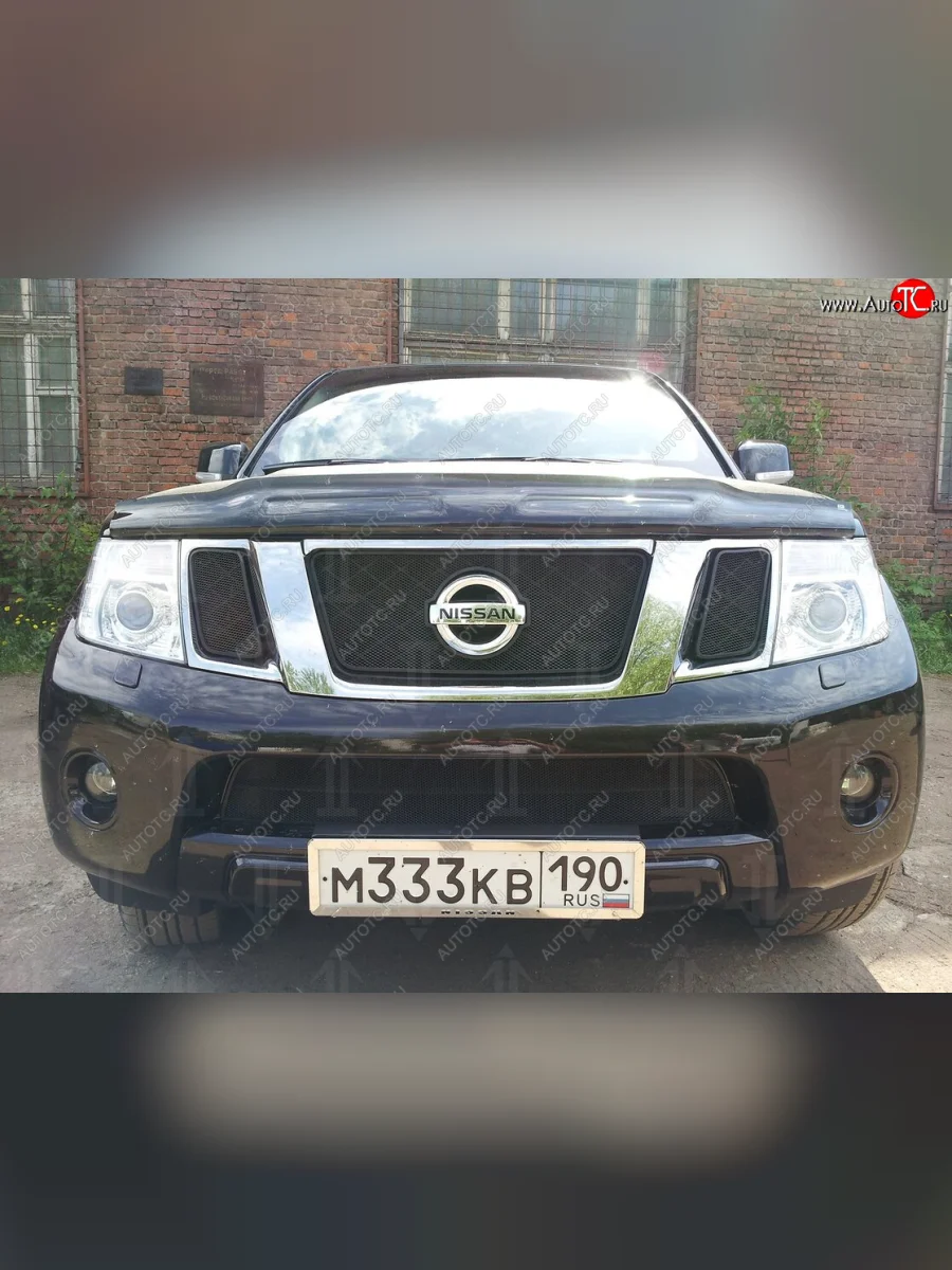 Защитная сетка в бампер (низ, ячейка 3х7 мм) Стрелка11 Стандарт Nissan Navara 2 D40 рестайлинг (2010-2016) (Чёрная)  с доставкой в г. Керчь