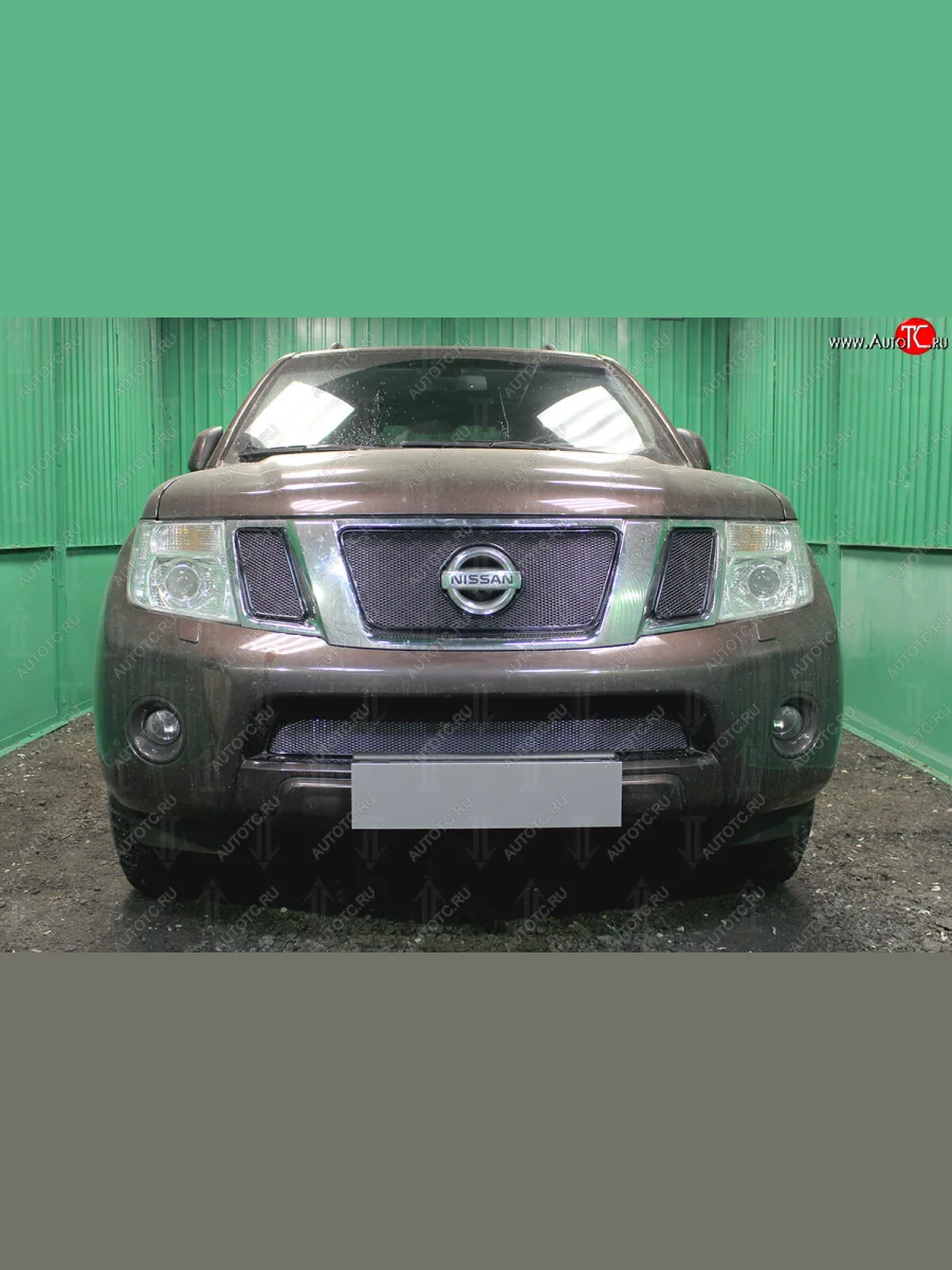 Защитная сетка в бампер (низ, ячейка 4х10 мм) Стрелка11 Премиум Nissan Navara 2 D40 рестайлинг (2010-2016) (Чёрная)  с доставкой в г. Керчь