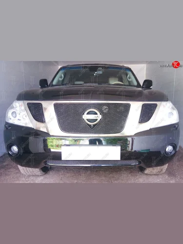 Защитная сетка в бампер (верх, 3 части, ячейка 4х10 мм) Стрелка11 Премиум (Чёрная) Nissan Patrol 6 Y62 дорестайлинг (2010-2014)