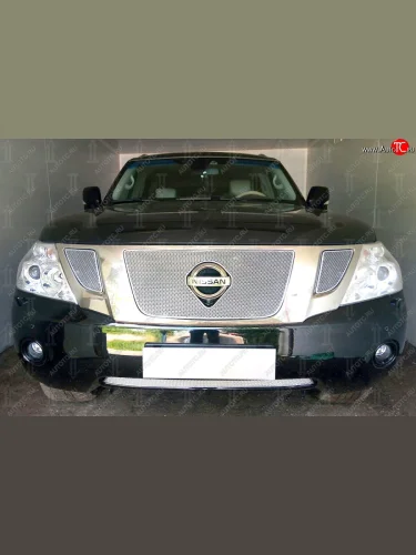 Защитная сетка в бампер (верх, 3 части, ячейка 4х10 мм) Стрелка11 Премиум (Хром) Nissan Patrol 6 Y62 дорестайлинг (2010-2014)