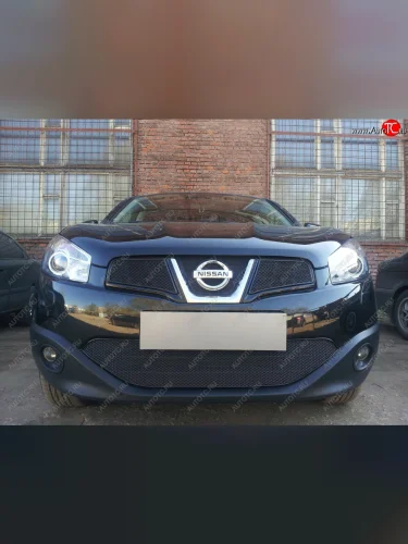 Защитная сетка в бампер (верх, 2 части, ячейка 4х10 мм) Стрелка11 Премиум (Чёрная) Nissan Qashqai 1 J10 рестайлинг (2010-2013)