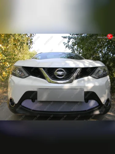 Защитная сетка в бампер (низ, с парктроником, ячейка 3х7 мм) Стрелка11 Стандарт (Хром) Nissan Qashqai 2 J11 дорестайлинг (2013-2019)