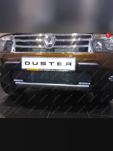 Защитная сетка в бампер (низ, с вырезом под ДХО, ячейка 4х10 мм) Стрелка11 Премиум (Чёрная) Renault Duster HS дорестайлинг (2010-2015)