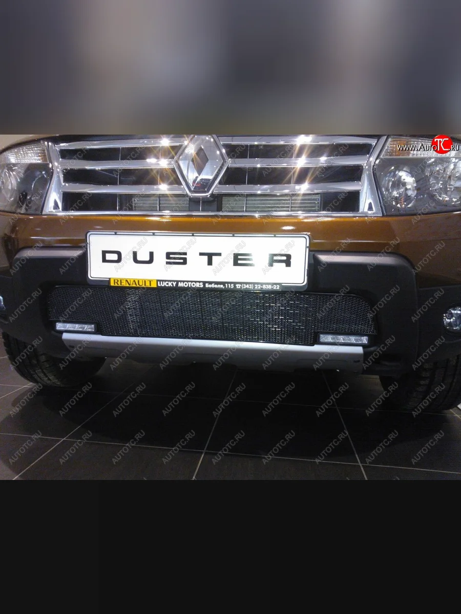 Защитная сетка в бампер (низ, с вырезом под ДХО, ячейка 4х10 мм) Стрелка11 Премиум  Renault Duster (2010-2015) HS (Чёрная)  в Воронеже Воронежской области