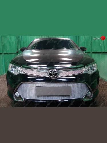 Защитная сетка в бампер (низ, ячейка 4х10 мм) Стрелка11 Премиум (Хром) Toyota Camry XV55 1-ый рестайлинг (2014-2017)