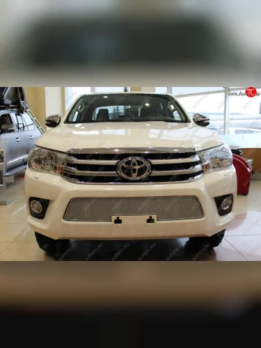 Защитная сетка в бампер (низ, ячейка 4х10 мм) Стрелка11 Премиум (Хром) Toyota Hilux AN120 дорестайлинг (2016-2020)