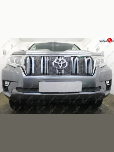 Защитная сетка в бампер (верх, ячейка 4х10 мм) Стрелка11 Премиум (Чёрная) Toyota Land Cruiser Prado J150 3-ий рестайлинг (2020-2025)