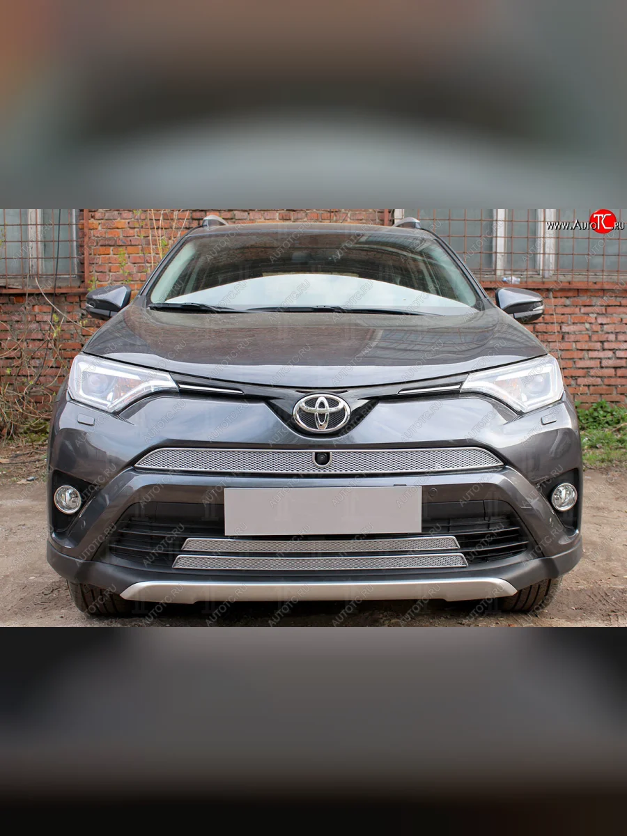 Защитная сетка в бампер (верх, с камерой, ячейка 4х10 мм) Стрелка11 Премиум Toyota RAV4 XA40 5 дв. рестайлинг (2015-2019) (Хром)  в Самаре Самарской области