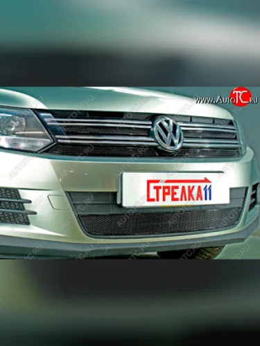 Защитная сетка в бампер (верх, 4 части, ячейка 4х10 мм) Стрелка11 Премиум (Чёрная) Volkswagen Tiguan NF рестайлинг (2011-2017)