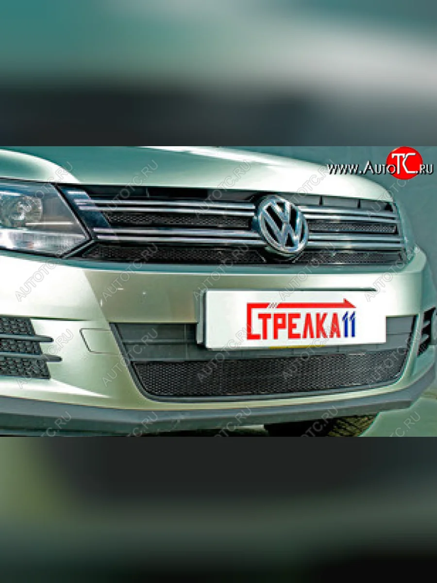 Защитная сетка в бампер (верх, 4 части, ячейка 4х10 мм) Стрелка11 Премиум Volkswagen Tiguan NF рестайлинг (2011-2017) (Чёрная)  в Самаре Самарской области