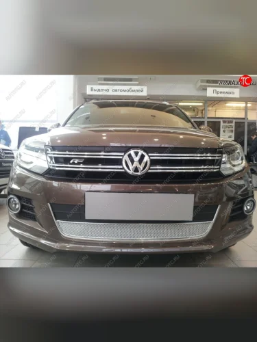 Защитная сетка в бампер (низ, ячейка 4х10 мм) Стрелка11 Премиум (Хром) Volkswagen Tiguan NF рестайлинг (2011-2017)