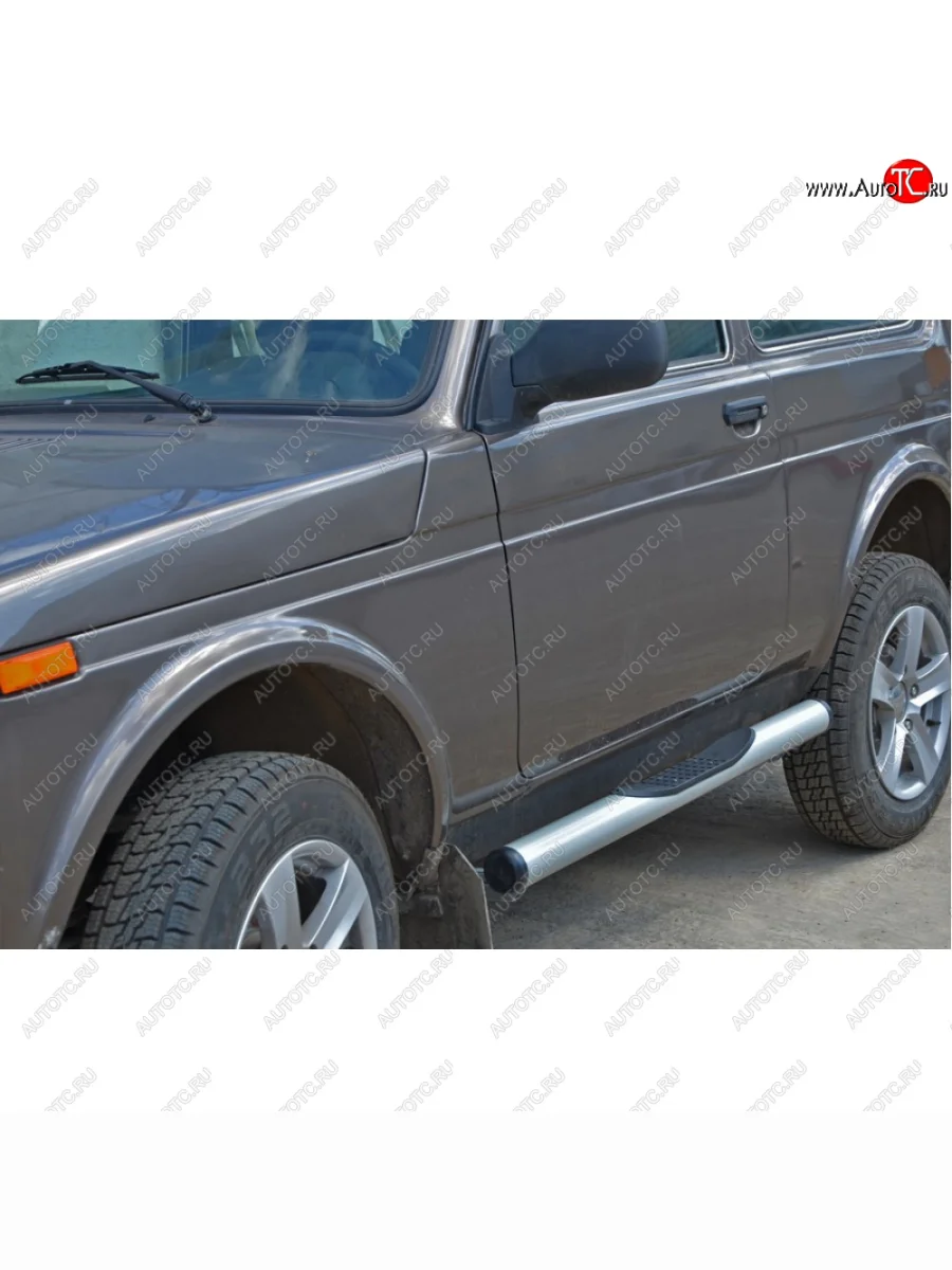 Пороги труба с проступью с пластиковой заглушкой с полимерным покрытием, Техно Сфера Лада ВАЗ Нива 4х4 2121 3 дв. дорестайлинг (1977-2019) (Черный глянец)