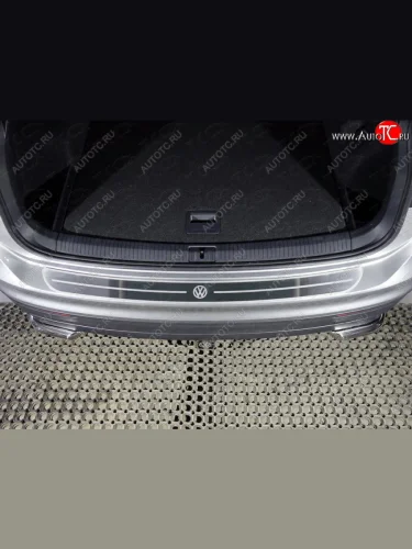 Накладка на задний бампер ТСС Тюнинг (лист шлифованный логотип VW) Volkswagen Tiguan Mk2 дорестайлинг (2016-2020)