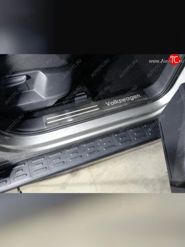 Накладки на пластиковые пороги, ТСС Тюнинг (лист шлифованный надпись Volkswagen) Volkswagen Tiguan Mk2 дорестайлинг (2016-2020)