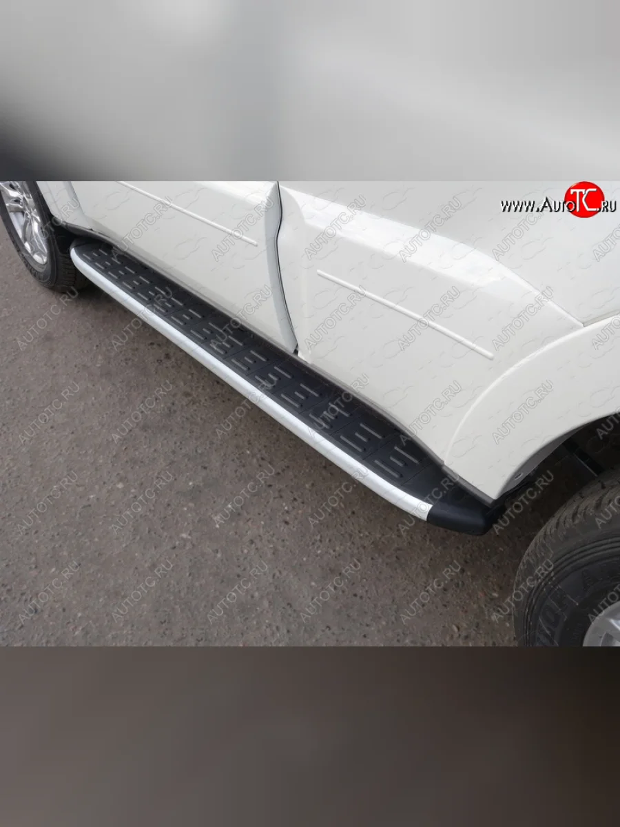 Пороги алюминиевые с пластиковой накладкой ТСС Тюнинг Mitsubishi Pajero 4 V80 дорестайлинг (2006-2011) (серые)  в Самаре Самарской области