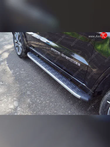 Пороги алюминиевые с пластиковой накладкой, ТСС Тюнинг (карбон серебро) Jeep Grand Cherokee WK2 2-ой рестайлинг (2017-2022)