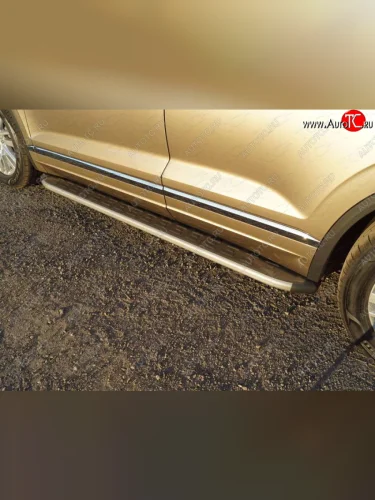 Пороги алюминиевые с пластиковой накладкой, ТСС Тюнинг (карбон серебро) Volkswagen Touareg 3 CR дорестайлинг (2018-2022)