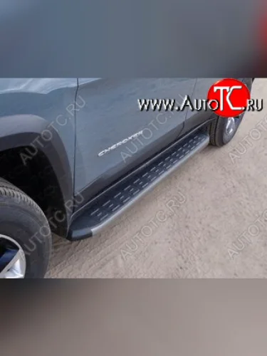 Пороги алюминиевые с пластиковой накладкой (Trailhawk) ТСС Тюнинг (карбон серый) Jeep Cherokee KL дорестайлинг (2014-2017)