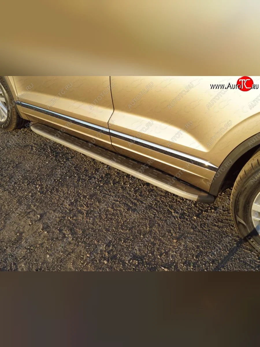 Пороги алюминиевые с пластиковой накладкой ТСС Тюнинг Volkswagen Touareg 3 CR дорестайлинг (2018-2022) (карбон серые)  в Самаре Самарской области