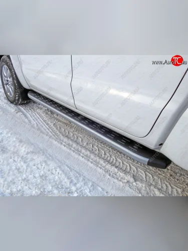 Пороги алюминиевые с пластиковой накладкой ТСС Тюнинг (карбон серые) Volkswagen Amarok рестайлинг (2016-2022)