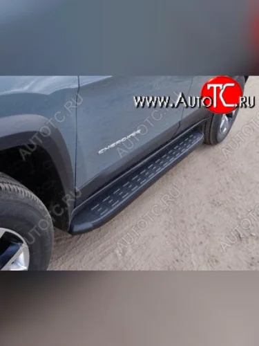 Пороги алюминиевые с пластиковой накладкой (Trailhawk) ТСС Тюнинг (Карбон черный) Jeep Cherokee KL дорестайлинг (2014-2017)