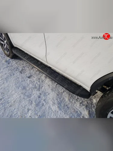 Пороги алюминиевые с пластиковой накладкой ТСС Тюнинг (карбон черные) Toyota Fortuner AN160 дорестайлинг (2015-2020)