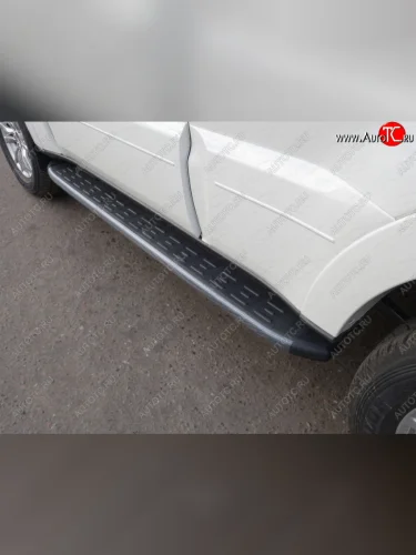 Пороги алюминиевые с пластиковой накладкой ТСС Тюнинг (карбон черные) Mitsubishi Pajero 4 V90 2-ой рестайлинг (2014-2020)