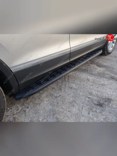 Пороги алюминиевые с пластиковой накладкой ТСС Тюнинг (карбон черные) Volkswagen Tiguan Mk2 дорестайлинг (2016-2020)