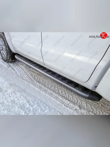Пороги алюминиевые с пластиковой накладкой ТСС Тюнинг (карбон черные) Volkswagen Amarok рестайлинг (2016-2022)