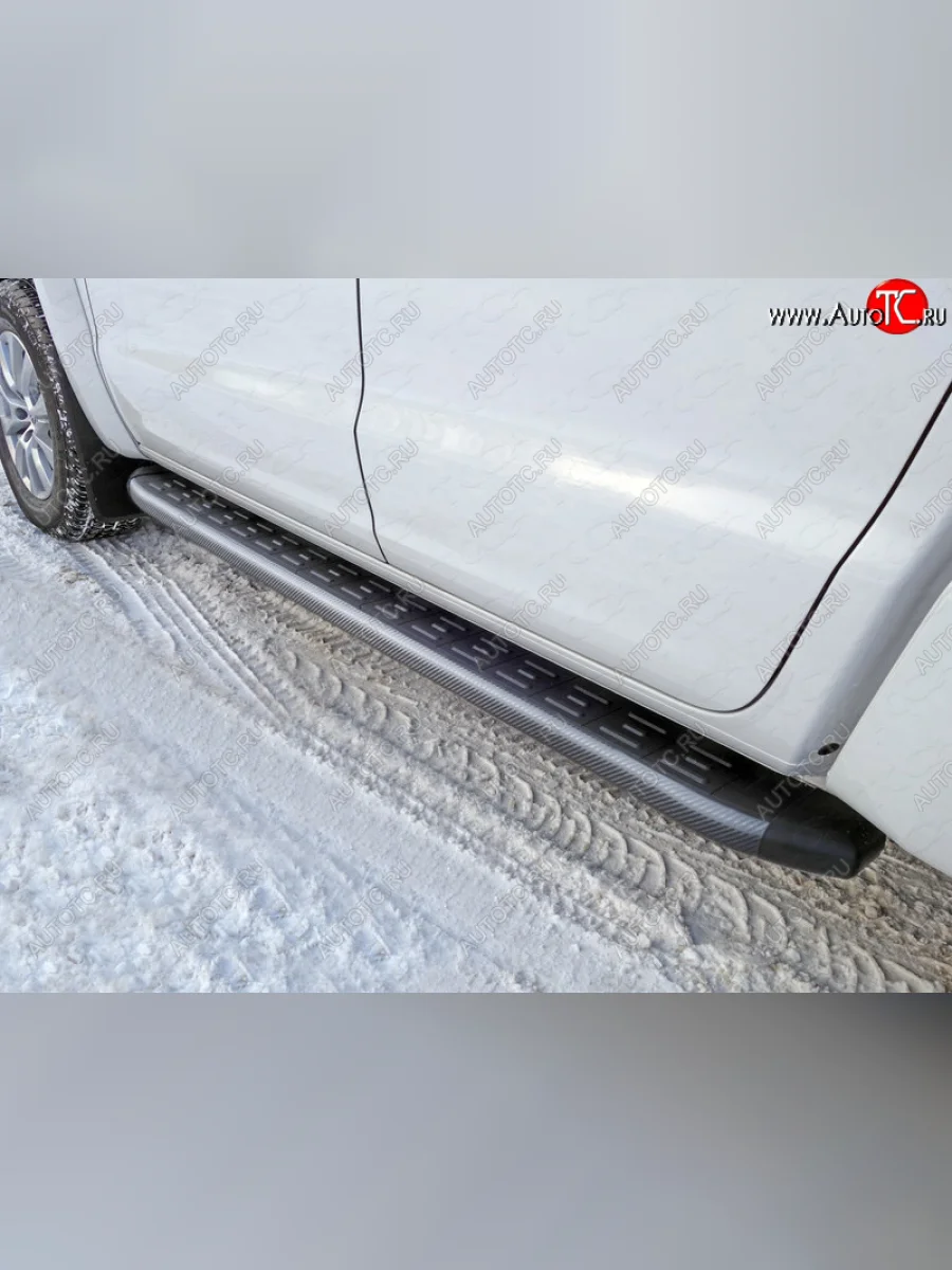 Пороги алюминиевые с пластиковой накладкой ТСС Тюнинг Volkswagen Amarok рестайлинг (2016-2022) (карбон черные)  в Воронеже Воронежской области