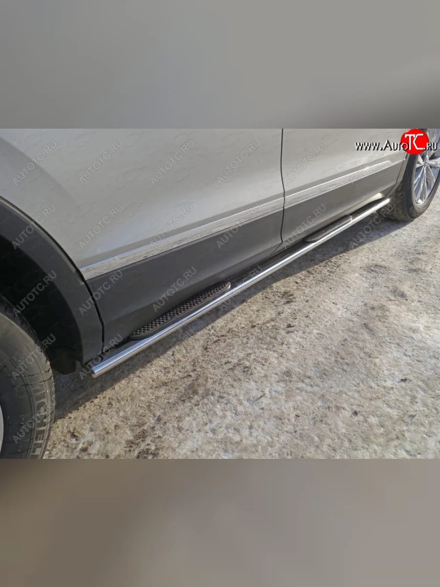 Пороги овальные с накладкой 75х42 мм ТСС Тюнинг Volkswagen Tiguan Mk2 дорестайлинг (2016-2020) (серые)  в Керчи Республика Крым