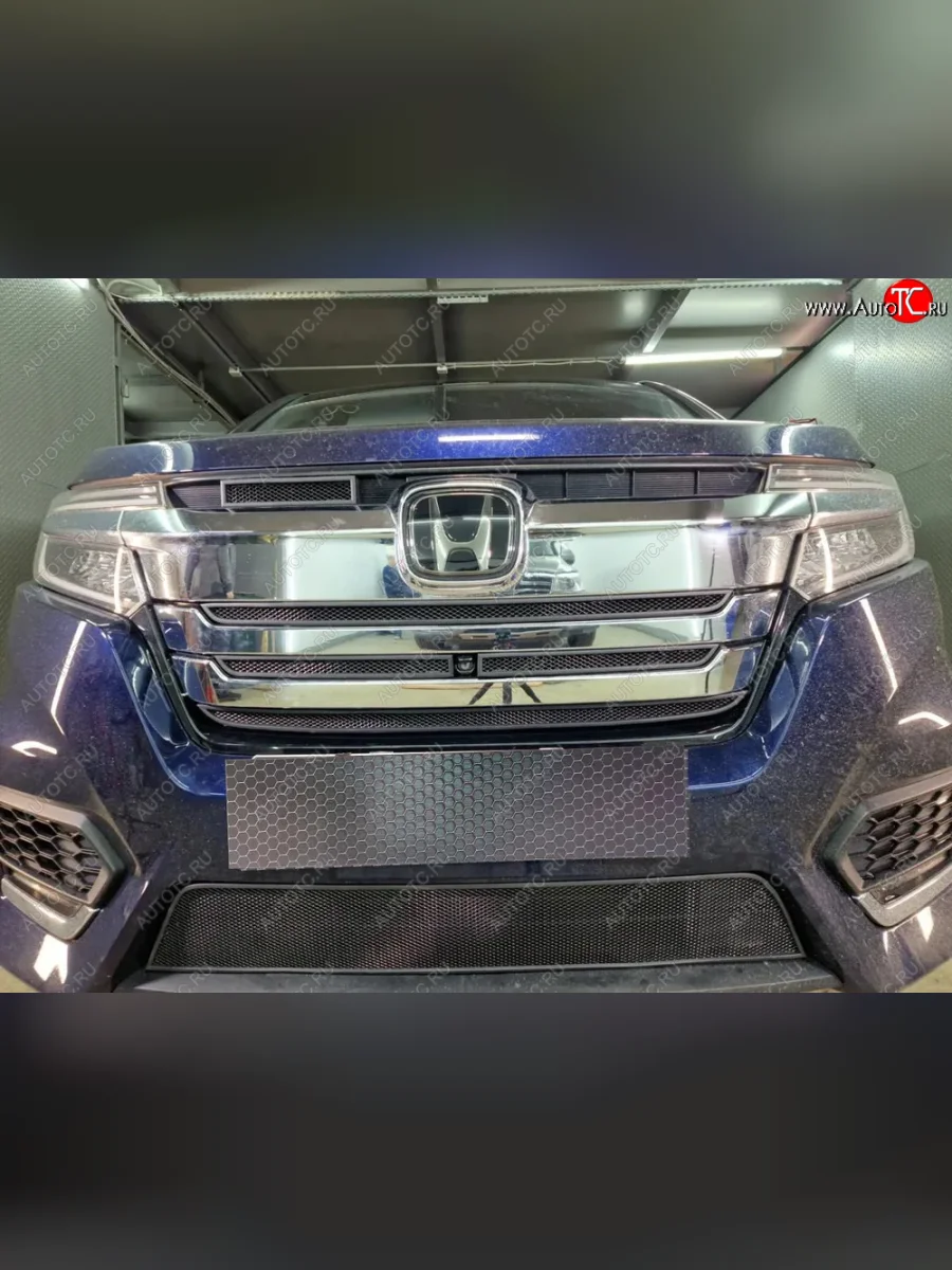 Защитная сетка в бампер (верх, 5 частей, ячейка 3х7 мм) Стрелка11 Стандарт Honda StepWagon 5 RP1,RP2, RP3, RP4, RP5  минивэн рестайлинг (2017-2022) (Чёрная)  в Керчи Республика Крым