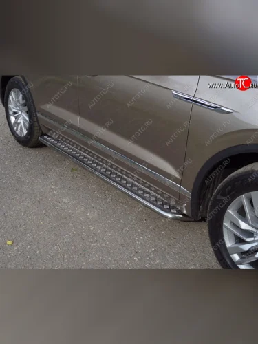 Пороги с площадкой 42,4 мм ТСС Тюнинг (серые) Volkswagen Touareg 3 CR дорестайлинг (2018-2022)
