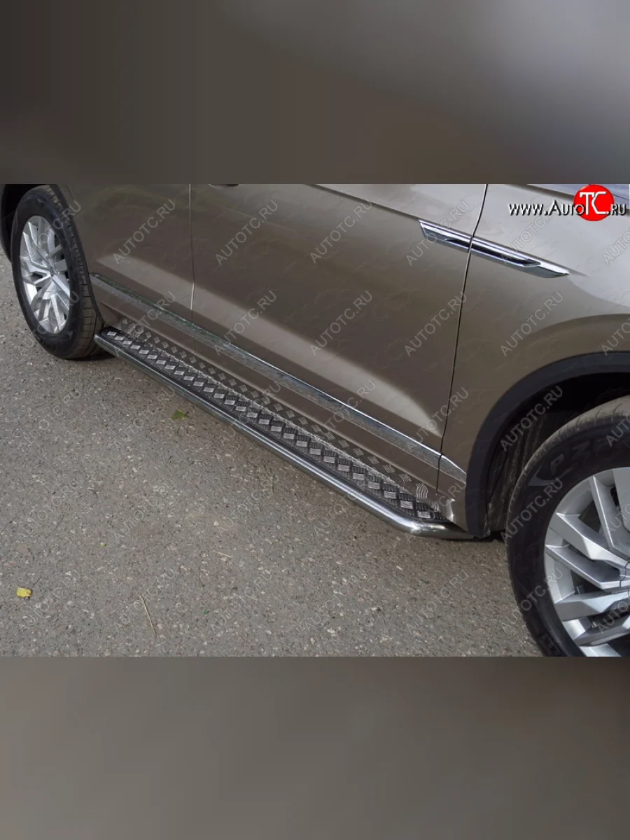 Пороги с площадкой 42,4 мм ТСС Тюнинг Volkswagen Touareg 3 CR дорестайлинг (2018-2022) (серые)  в Самаре Самарской области