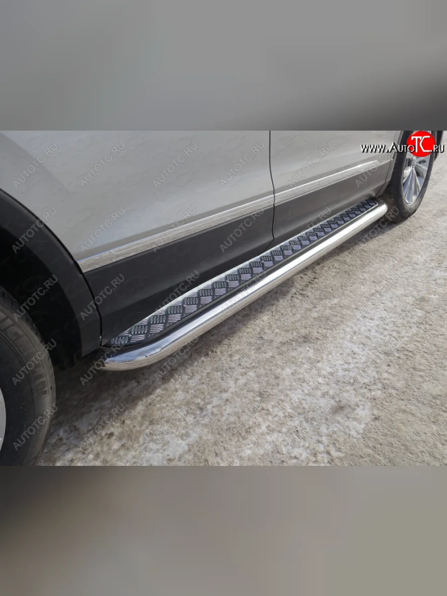 Пороги с площадкой 60,3 мм ТСС Тюнинг Volkswagen Tiguan Mk2 дорестайлинг (2016-2020) (серые)  в Самаре Самарской области