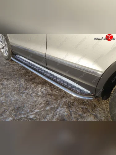 Пороги с площадкой 75х42 мм ТСС Тюнинг (серые) Volkswagen Tiguan Mk2 дорестайлинг (2016-2020)