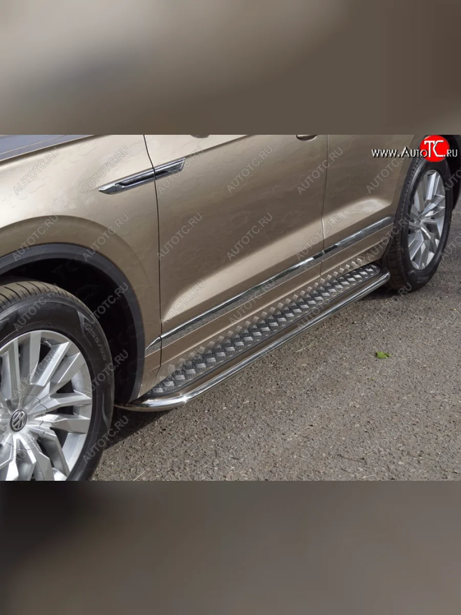 Пороги с площадкой 75х42 мм ТСС Тюнинг Volkswagen Touareg 3 CR дорестайлинг (2018-2022) (серые)  в Самаре Самарской области