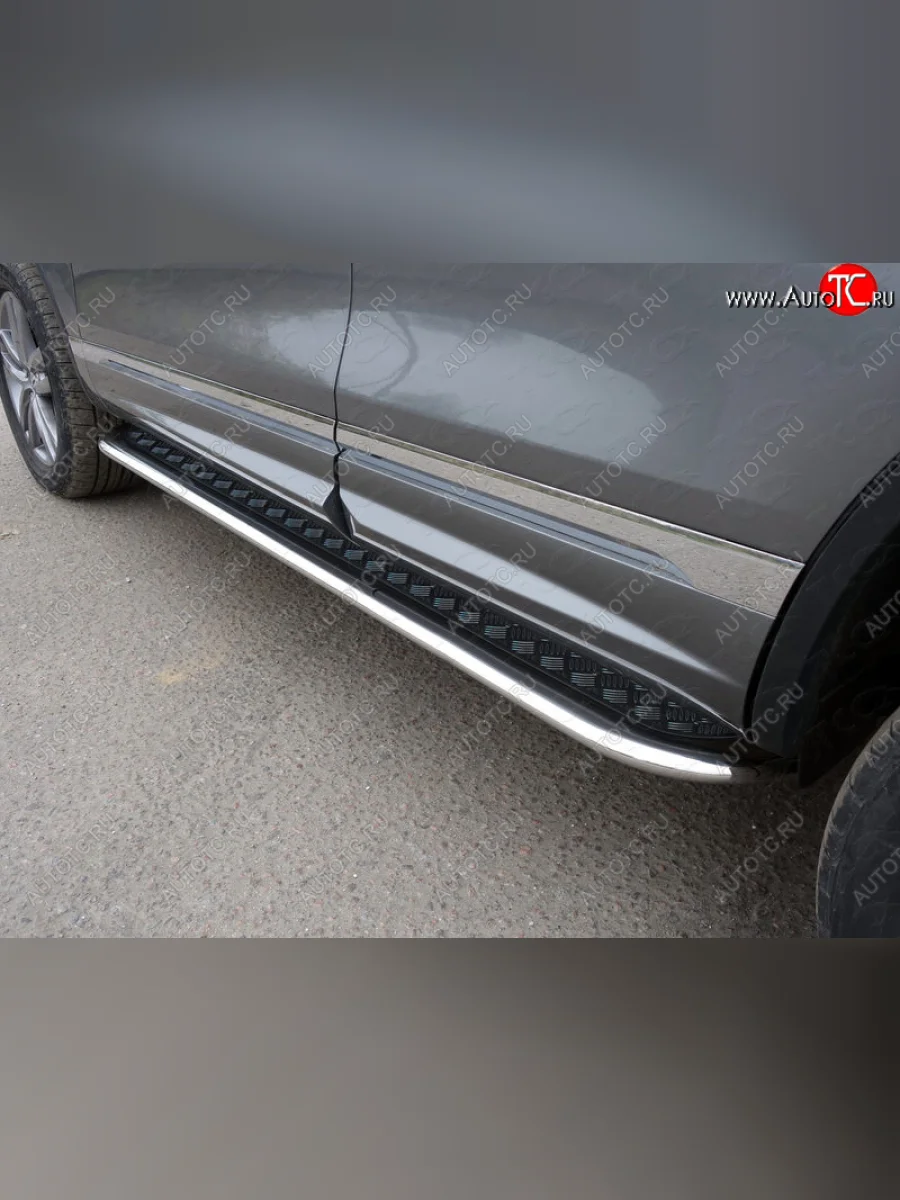 Пороги с площадкой 75х42 мм R-Line ТСС Тюнинг Volkswagen Touareg 2 NF рестайлинг (2014-2018) (серые)  в Перми Пермском крае
