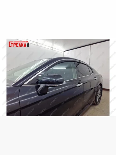 Дефлекторы окон 2D с хром накладками Стрелка11 (черные) Toyota Camry XV70 дорестайлинг (2017-2021)