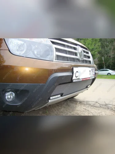 Защита радиатора ( с вырезом под ДХО) Стрелка11 Стандарт (хром) Renault Duster HS дорестайлинг (2010-2015)