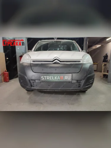 Зимняя заглушка решетки радиатора (низ) Стрелка11 (черная) CITROEN Berlingo B9 рестайлинг (2015-2022)
