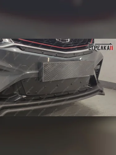 Зимняя заглушка решетки радиатора (низ 2 части) Стрелка11 (черная) Geely Coolray SX11 дорестайлинг (2018-2023)