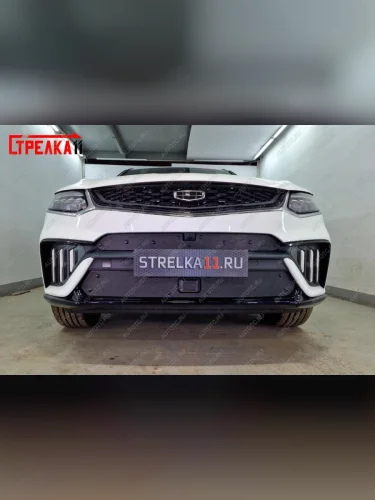 Зимняя заглушка решетки радиатора (низ с датчиками) Стрелка11 (черная) Geely Tugella FY11,HPBA4 рестайлинг (2022-2025)