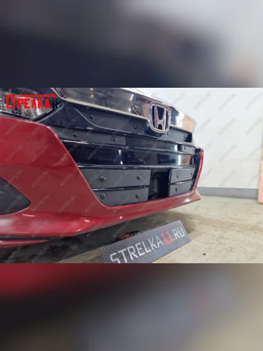 Зимняя заглушка решетки радиатора (низ 4 части) Стрелка11 (черная) Honda Accord 10 CV (2019-2022)