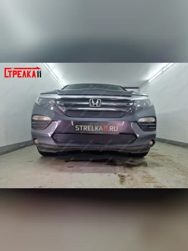 Зимняя заглушка решетки радиатора (верх) Стрелка11 (черная) Honda Pilot YF6 дорестайлинг (2016-2019)