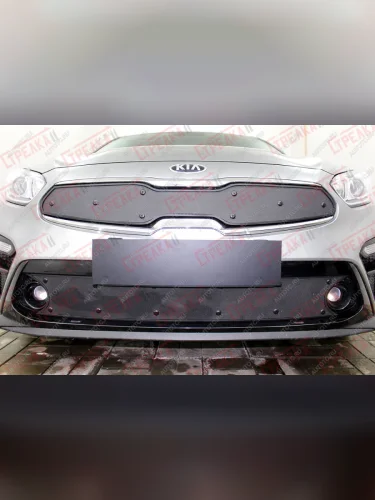 Зимняя заглушка решетки радиатора (верх) Стрелка11 (черная) KIA Cerato 4 BD дорестайлинг седан (2018-2021)