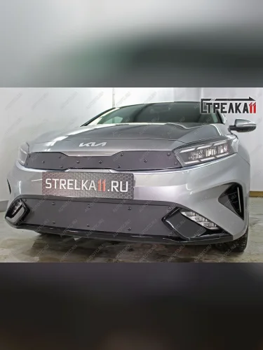 Зимняя заглушка решетки радиатора (верх) Стрелка11 (черная) KIA Cerato  4 BD (2021-2025) рестайлинг седан