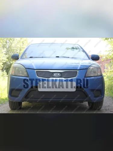 Зимняя заглушка решетки радиатора (верх) Стрелка11 (черная) KIA Rio  2 JB (2009-2011) рестайлинг седан, рестайлинг, хэтчбэк 5 дв.